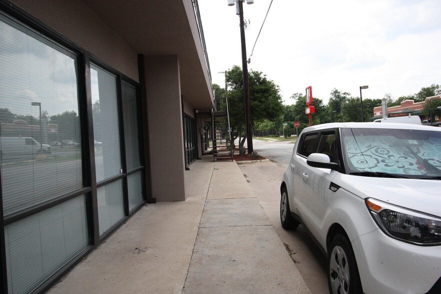 More Photos Of 1014 Ferris Ave, Waxahachie Freestanding For Lease