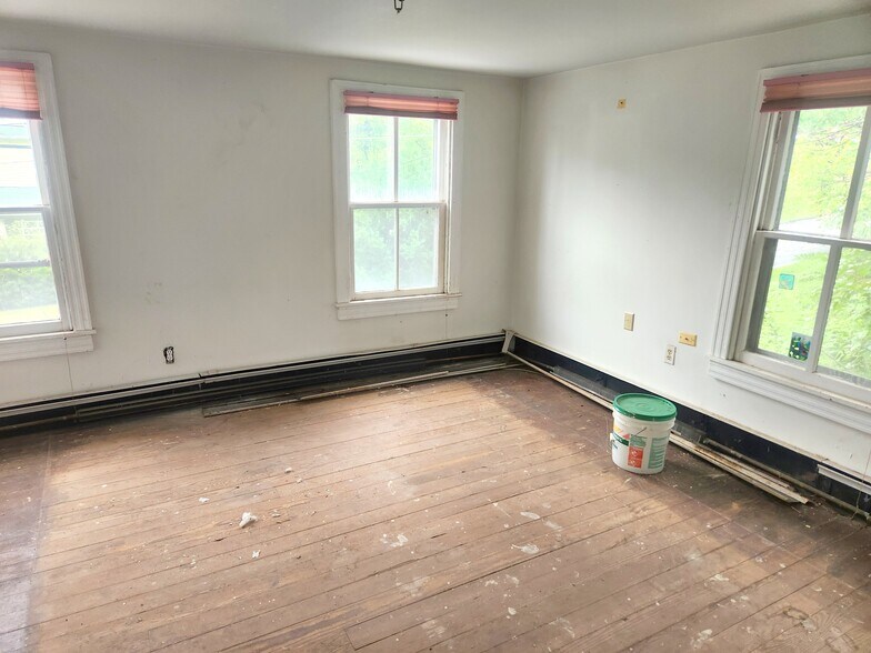 More Photos Of 26500 Clarksburg Rd, Damascus Storefront Retail Residential For Sale