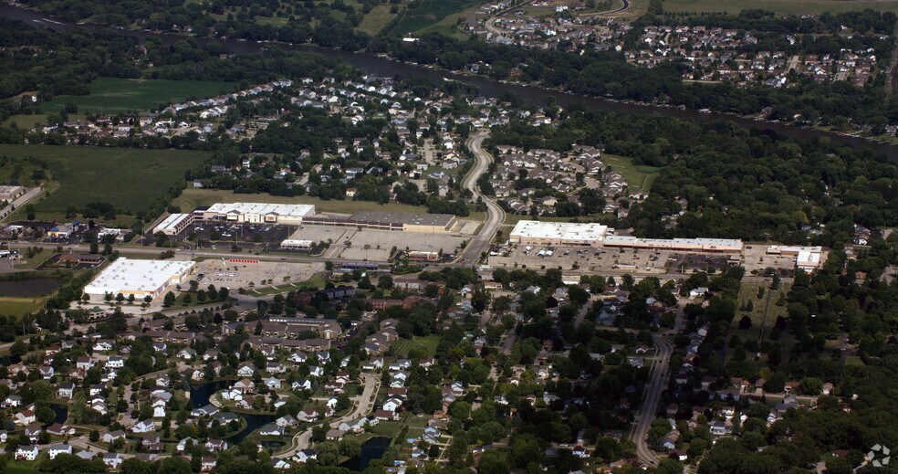 More Photos Of 2000-2078 N Richmond Rd, McHenry Unknown For Lease