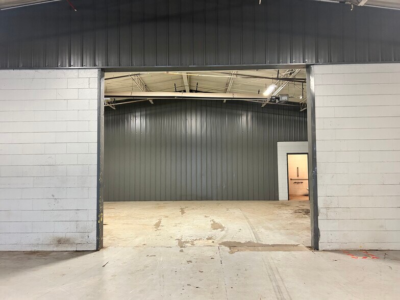 More Photos Of 7878 Gull Rd, Richland Warehouse For Lease