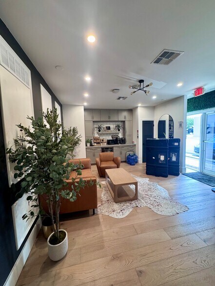 More Photos Of 5405 Taylor Rd, Naples Showroom For Sale