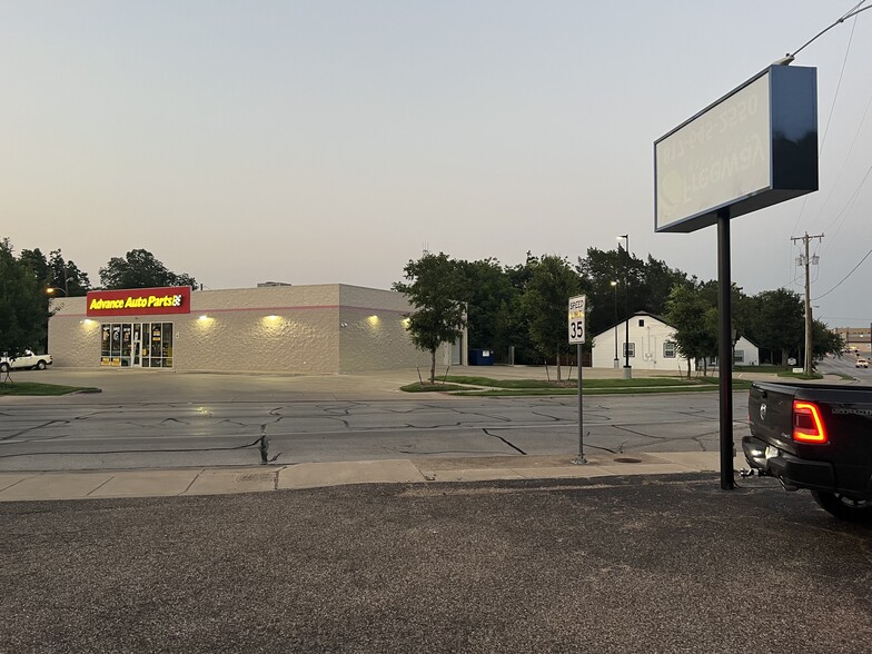 More Photos Of 418 W Chambers St, Cleburne Office For Sale