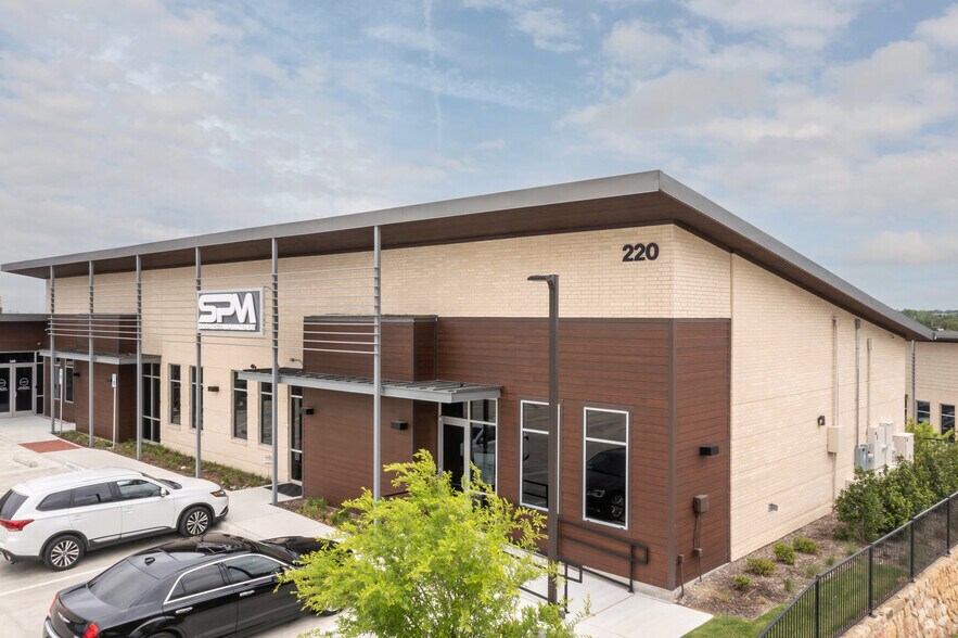 More Photos Of 200-240 O’Connor Ridge Blvd, Irving Medical For Sale