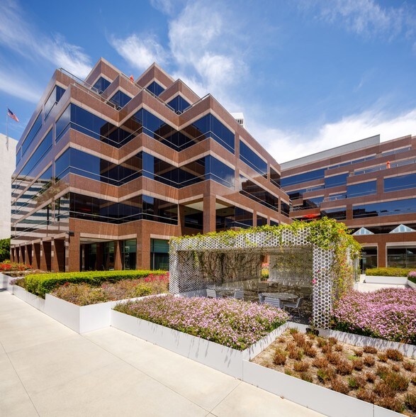 More Photos Of 5750 Wilshire Blvd, Los Angeles Loft Creative Space For Lease