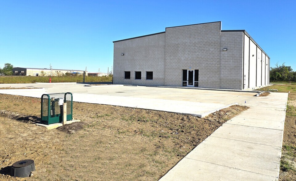 More Photos Of 320 E Olive St, League City Warehouse For Lease