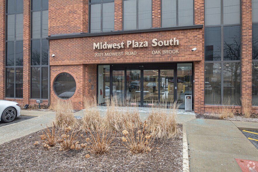 More Photos Of 2021 Midwest Rd, Oak Brook Office For Sale