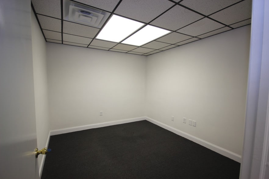 More Photos Of 2401-2411 S Charles Blvd, Greenville Office For Lease