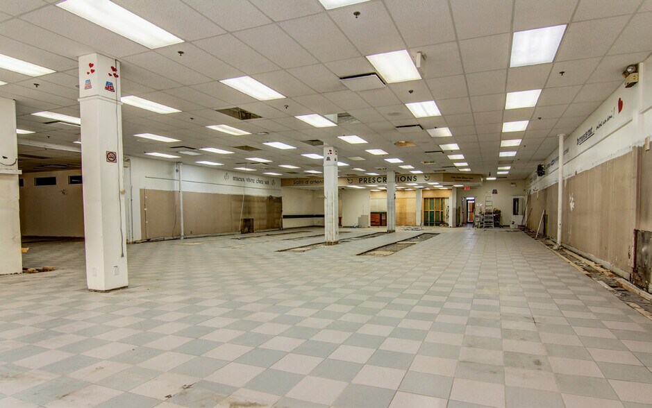 More Photos Of 413 Rue Racine E, Chicoutimi Storefront Retail Residential For Sale