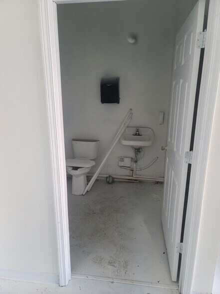 More Photos Of 337 West Ave, Cedartown Storefront For Sale