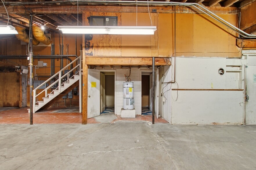 More Photos Of 1319-1323 W Texas St, Fairfield Freestanding For Sale