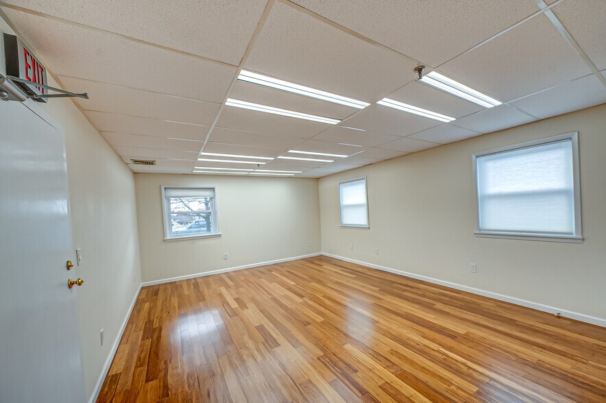 More Photos Of 609 Acorn St, Deer Park Warehouse For Sale