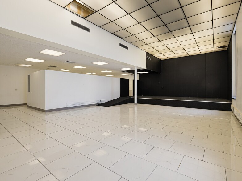 More Photos Of 320-330 E Manchester Blvd, Inglewood Bank For Lease