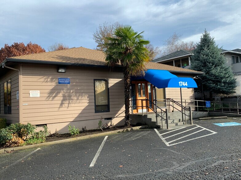 Primary Photo Of 1744 E Mcandrews Rd, Medford Medical For Sale