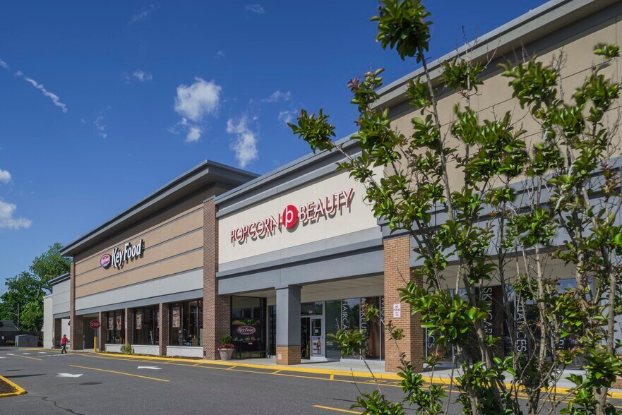 More Photos Of 900-944 Carmans Rd, Massapequa Unknown For Lease