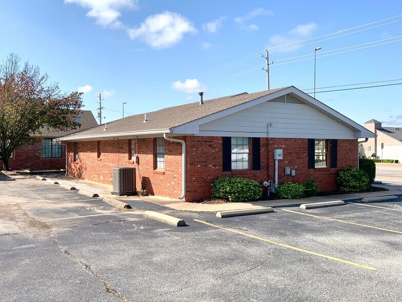 More Photos Of 10405 US Highway 59, Grove Medical For Lease