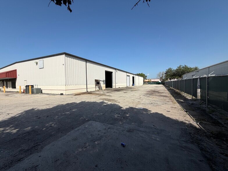 More Photos Of 5893 Enterprise Pky, Fort Myers Warehouse For Sale
