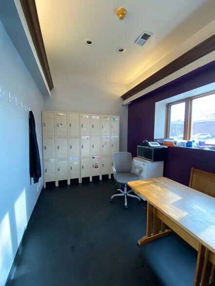 More Photos Of 703 Childs St, Wheaton Veterinarian Kennel For Lease