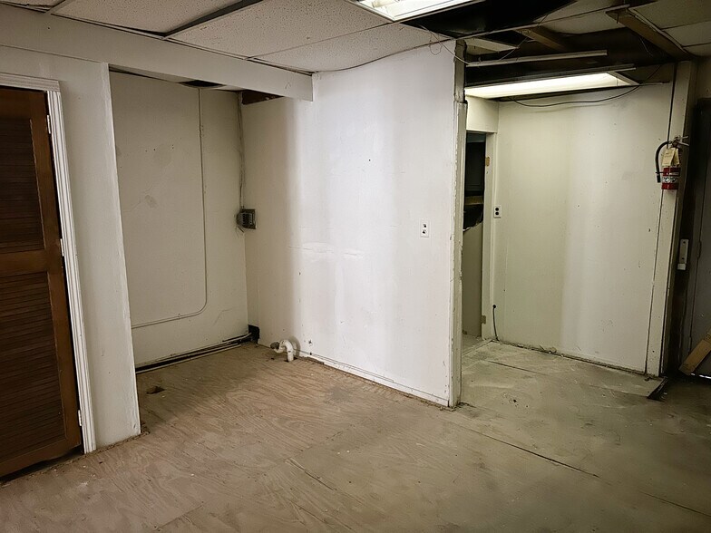 More Photos Of 2623 Shelby St, Indianapolis Restaurant For Lease