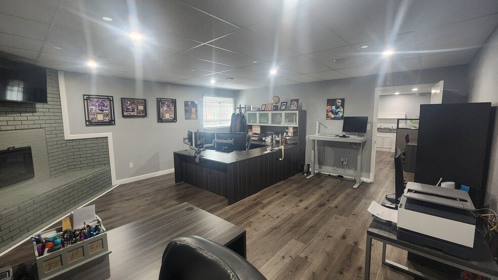 More Photos Of 1525 E Army Post Rd, Des Moines Auto Repair For Lease