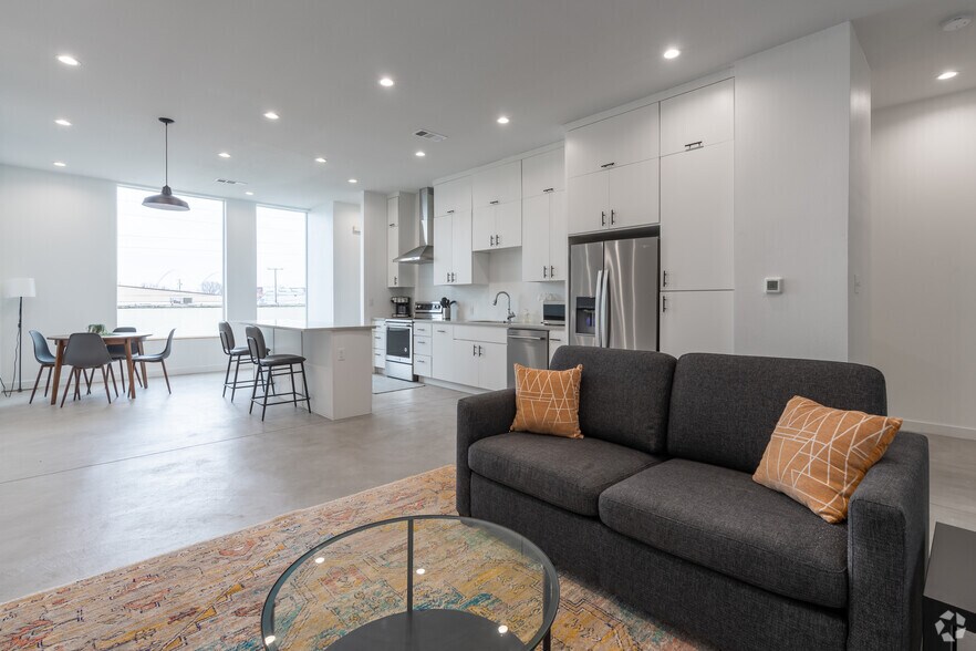 More Photos Of 707 W Commerce St, Dallas Apartments For Sale
