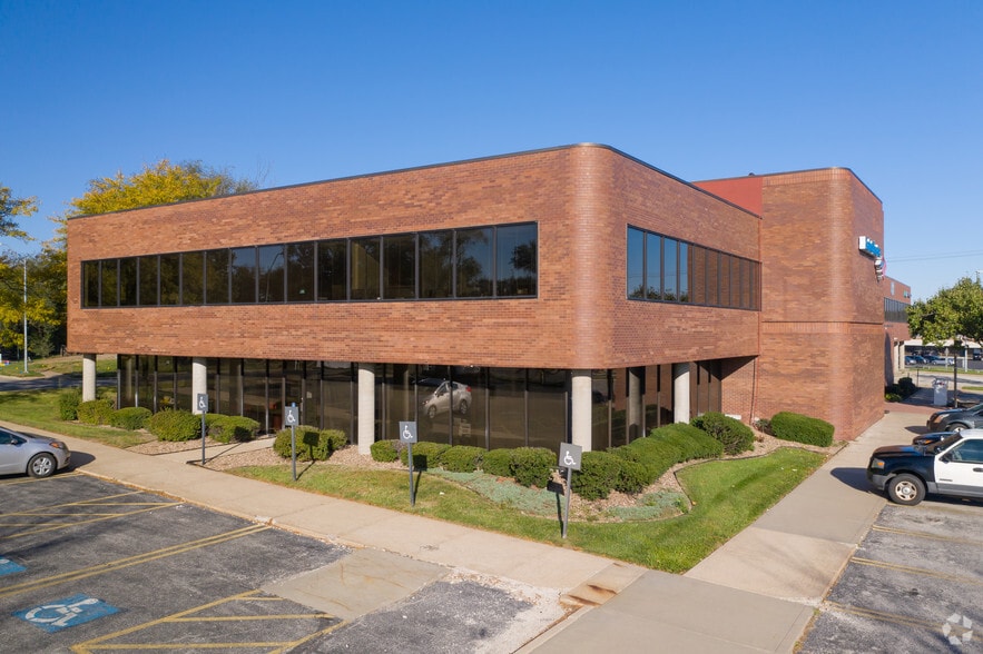 More Photos Of 8320 N Oak Tfwy, Kansas City Office For Lease