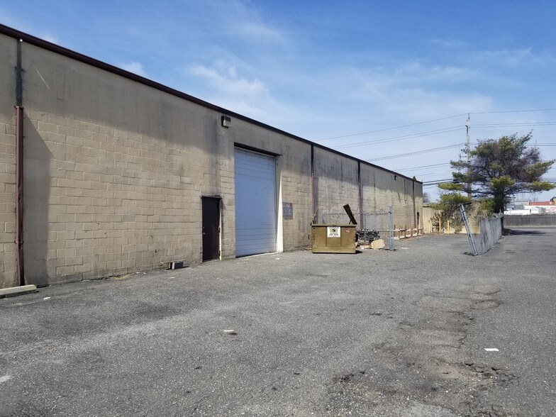 More Photos Of 1440 Church St, Bohemia Warehouse For Lease