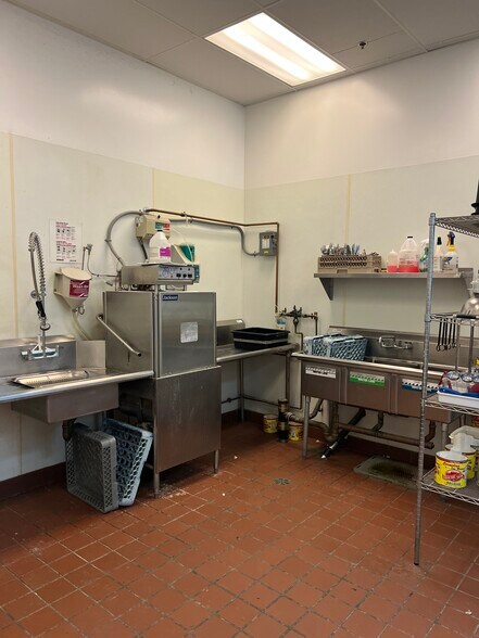 More Photos Of 221 Huttleston Ave, Fairhaven Unknown For Lease