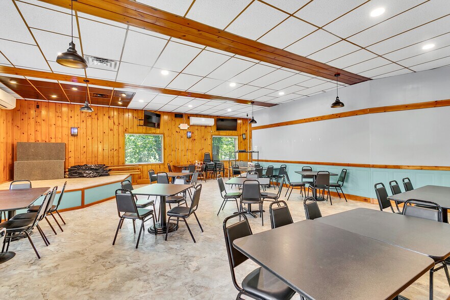 More Photos Of 715 Craigdell Rd, New Kensington Bar For Sale