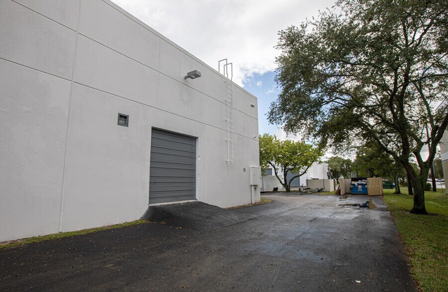 More Photos Of 3555-3569 NW 53rd Ct, Fort Lauderdale Unknown For Lease