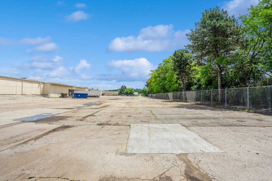 More Photos Of 2301 Fleur Dr, Des Moines Warehouse For Lease