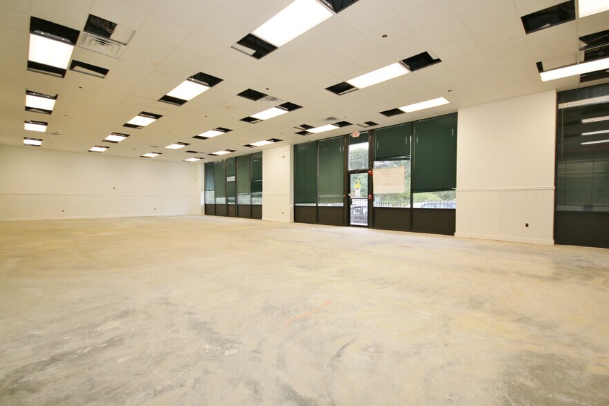 More Photos Of 82 Newbury St, Peabody Restaurant For Lease