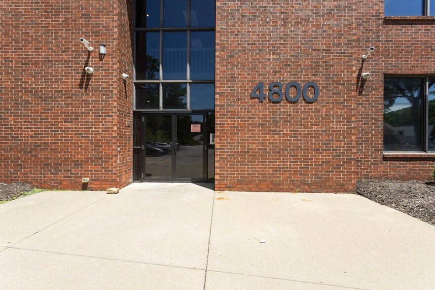 More Photos Of 4800 Lamar Ave, Mission Office For Lease