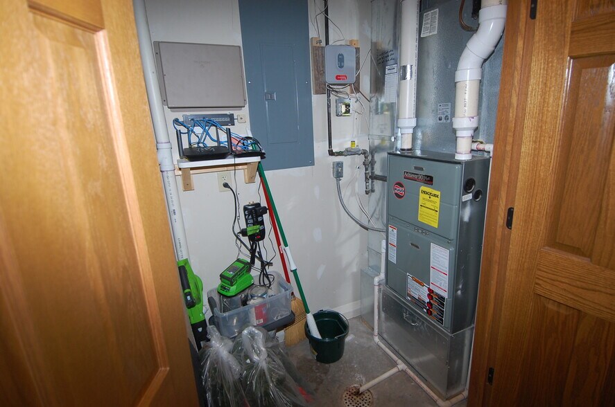 More Photos Of 217 8th Ave, Wellman Medical For Lease