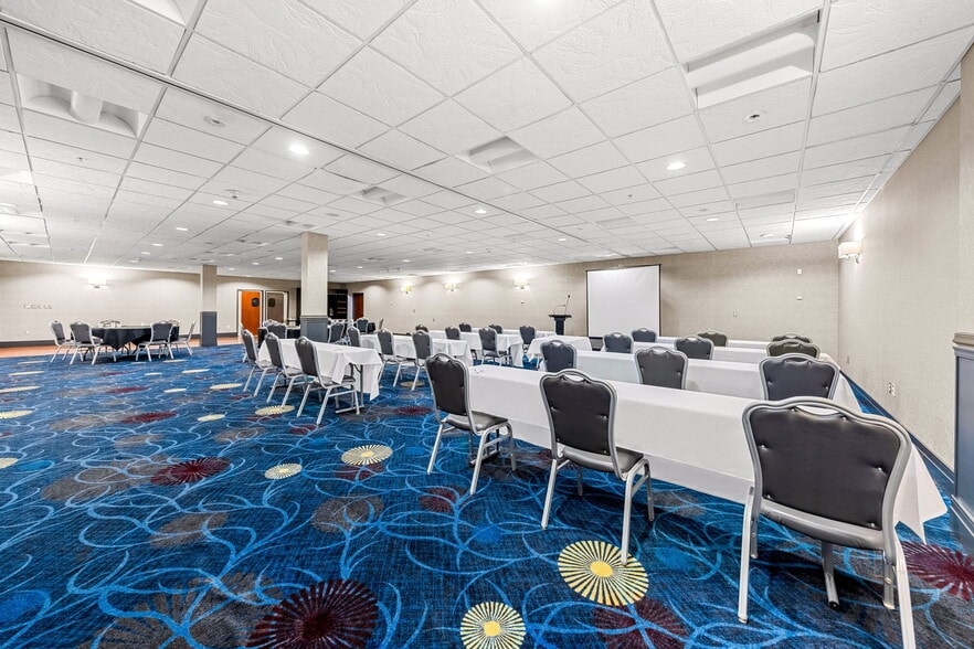 More Photos Of 400 7th North St, Liverpool Hotel For Sale