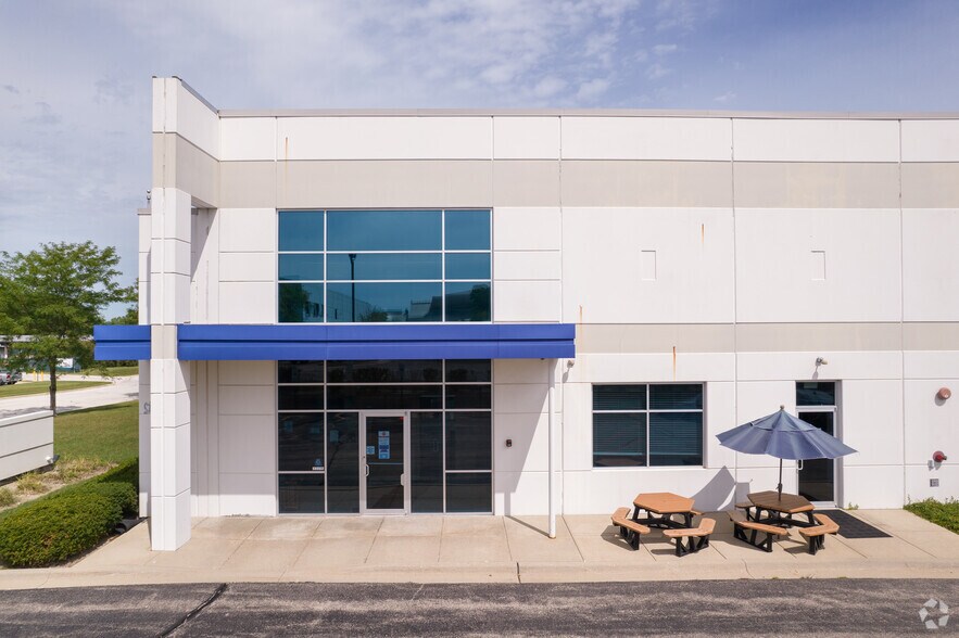 More Photos Of 3982 Ryan Rd, Gurnee Warehouse For Lease