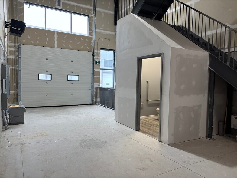 More Photos Of 5260 Solar Dr, Mississauga Warehouse For Sale