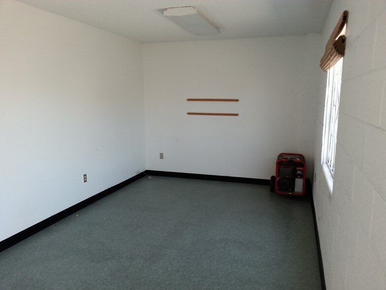 More Photos Of 1920 S Factor Ave, Yuma Warehouse For Lease