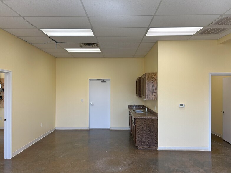 More Photos Of 1463 Oil Mill Rd, Pecos Warehouse For Lease