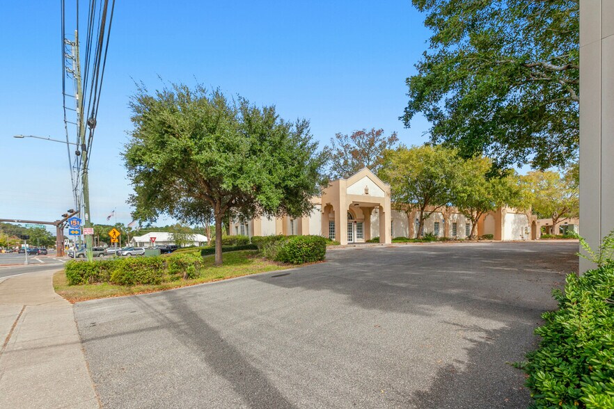 More Photos Of 1997 Capital Cir NE, Tallahassee Bank For Lease