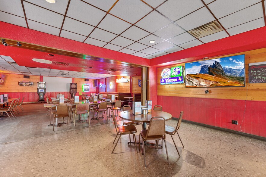 More Photos Of 209 N 5th Ave E, Truman Freestanding For Sale