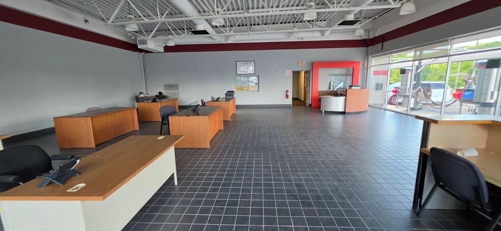 More Photos Of 2160 Straits Tpke, Middlebury Auto Dealership For Lease