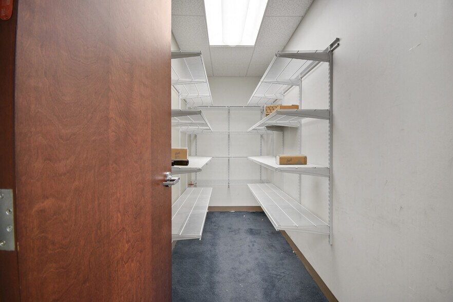 More Photos Of 9512 Sunbeam Center Dr, Jacksonville Office For Lease