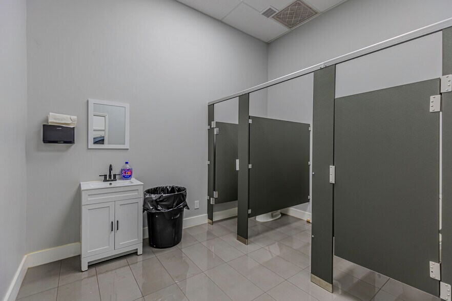 More Photos Of 3550 Westview Dr, Naples Showroom For Sale
