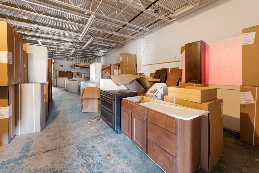 More Photos Of 5213 W Broadway Ave, Minneapolis Auto Dealership For Lease