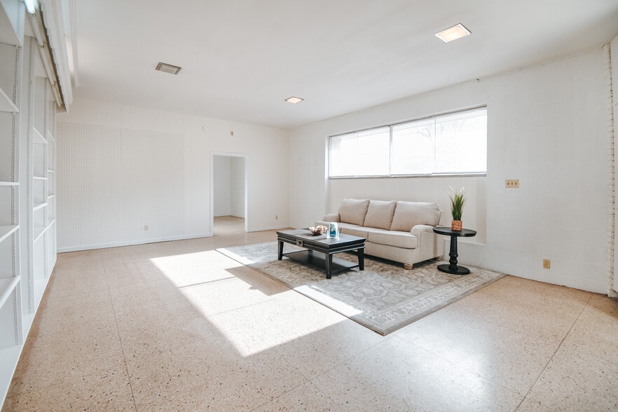 More Photos Of 305 N Laurent St, Victoria Flex For Sale