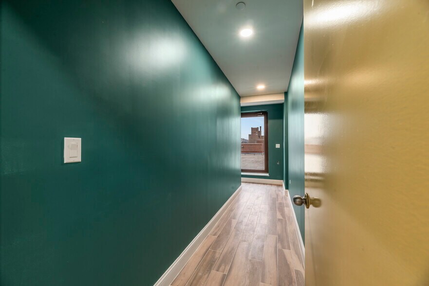 More Photos Of 14 Olive St, Brooklyn Hotel For Lease