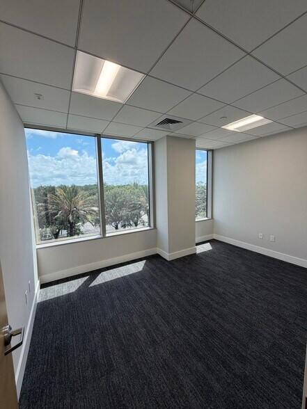 More Photos Of 2150 Goodlette-Frank Rd, Naples Office For Lease
