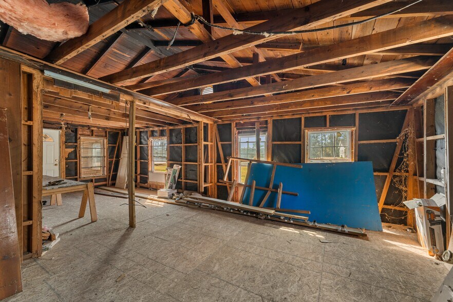 More Photos Of 7736 Westpoint Rd, West Point Freestanding For Sale