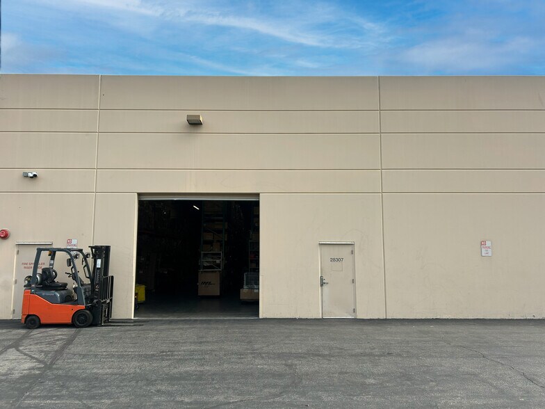 More Photos Of 28303-28319 W Industry Dr, Valencia Warehouse For Lease