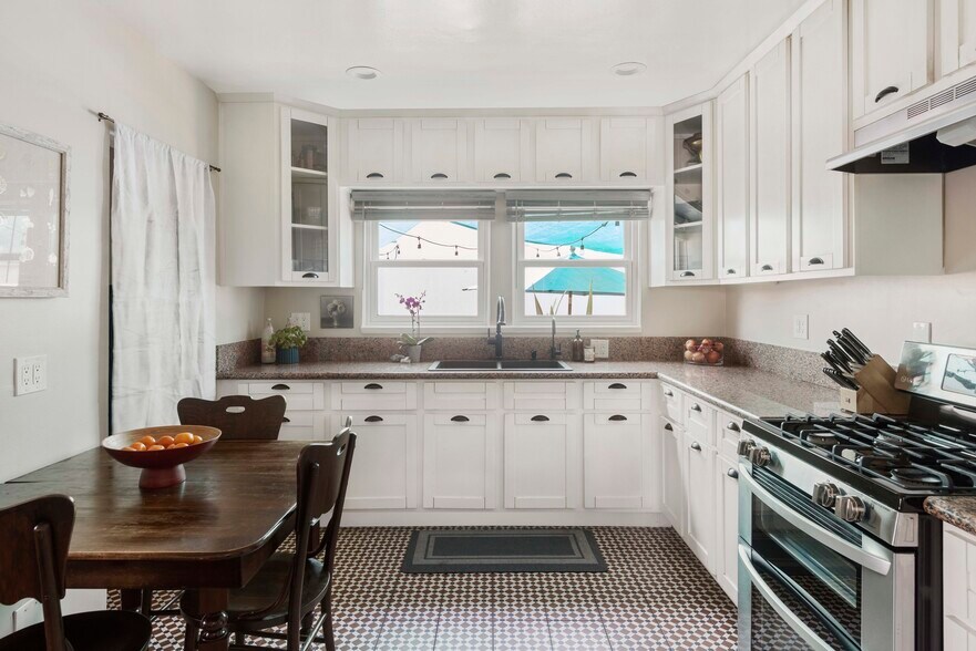 More Photos Of 1569 S Orange Grove Ave, Los Angeles Apartments For Sale